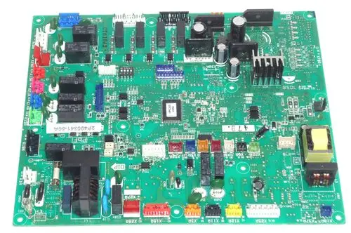 Grüne Hauptplatine von Daikin mit verschiedenen elektronischen Bauteilen, Anschlüssen und Kühlkörpern. Nutzung in Heizsystemen wie Altherma M ECH2O.